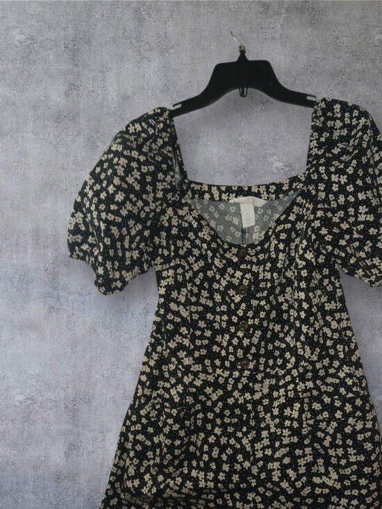 H&M Dresses & Skirts - H&M Black Floral Puff Sleeve Mini Dress Size Large
